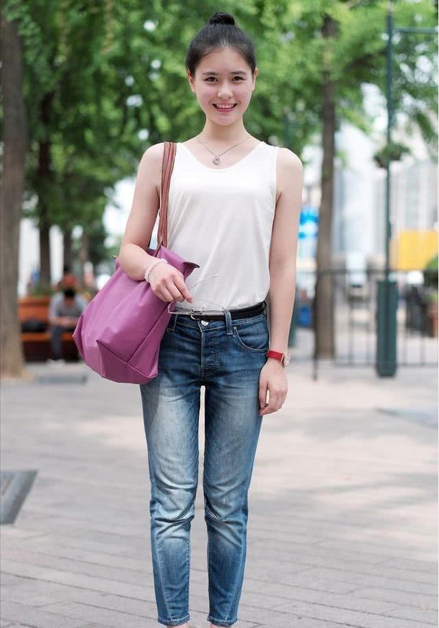 街拍:年轻时尚美女,无袖上衣配牛仔裤,清凉十足