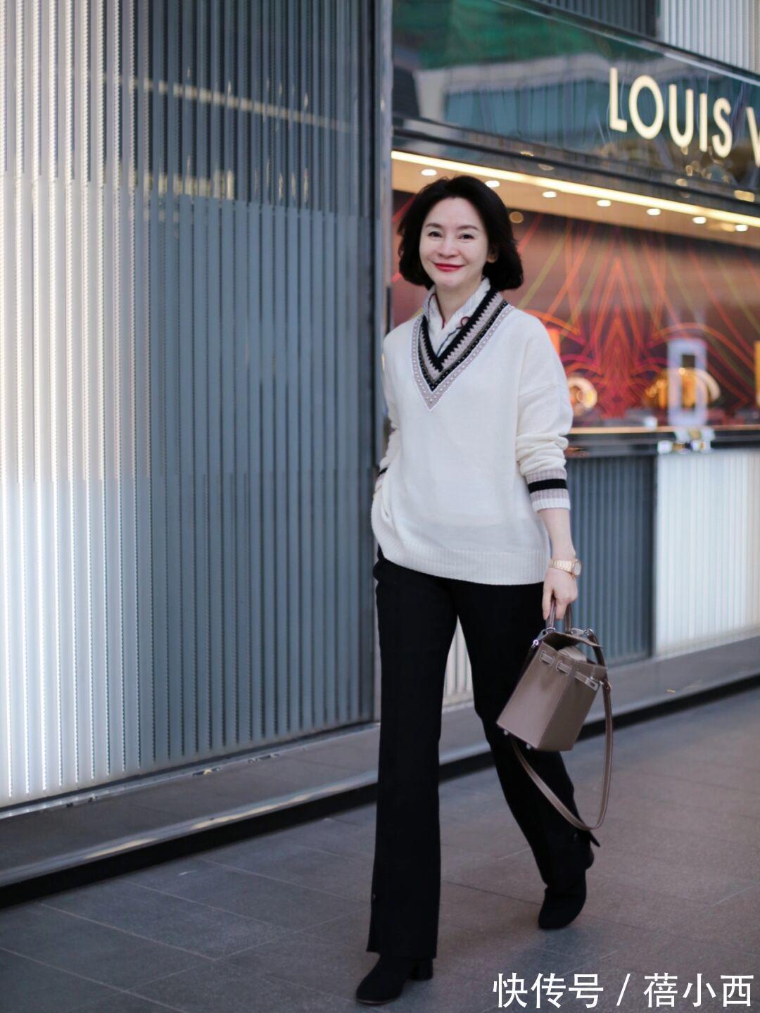 直筒裤 奔三奔四的女人,毛衣“穿松不穿紧”,不仅显身段还很优雅气质