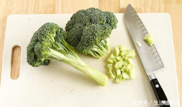 维他命c|炒西兰花时，有人先焯水，有人直接炒，都不对，大厨教你正确做法