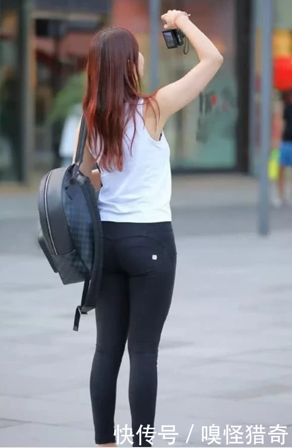 休闲|街拍美女:边走边拍小姐姐,简单穿搭休闲清爽,人生处处是风景!