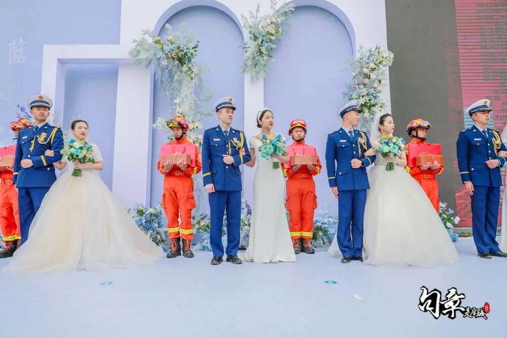 高甜撒糖！今天的文创港有最“嚣张”的婚车和最甜蜜的亲亲