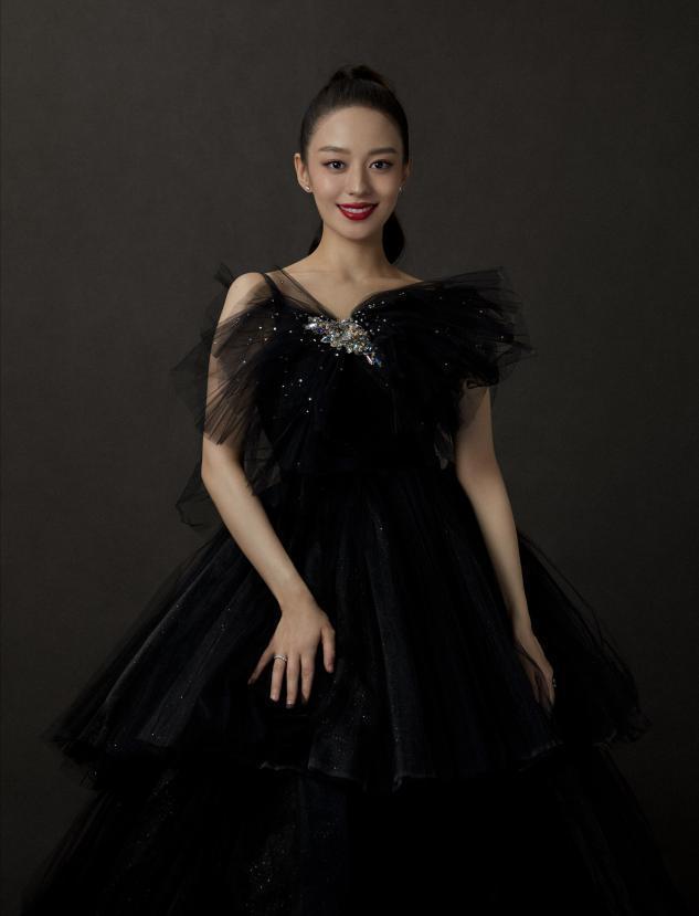 吉娜|吉娜孕晚期还坚持化大浓妆,红唇画太过显嘴大,超大眼袋遮不住