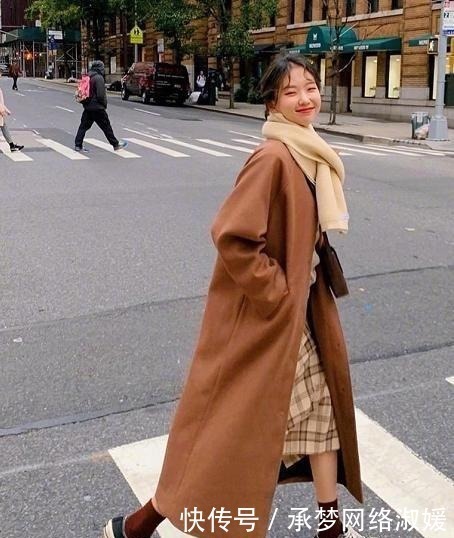 “大衣+半裙”才是冬天的正确打开方式,温柔又气质!