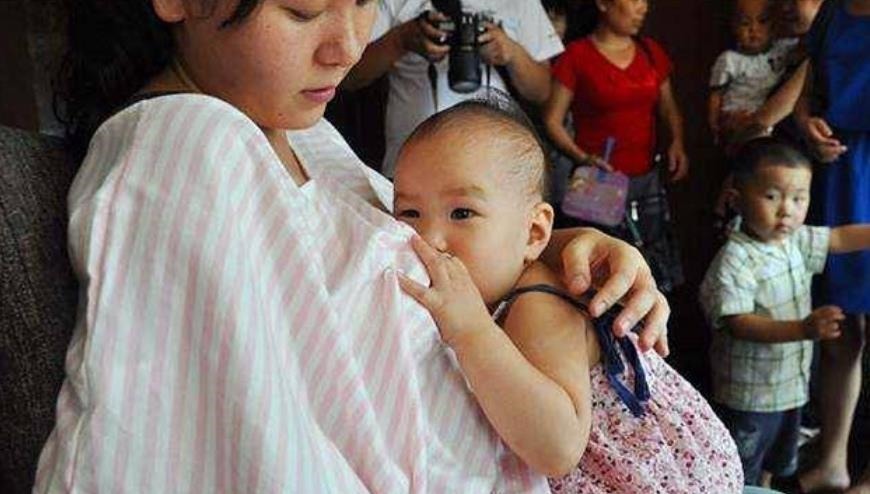 母乳喂养|宝宝喝母乳经常“躺喂”?殊不知娃深受其害,新手父母更要注意