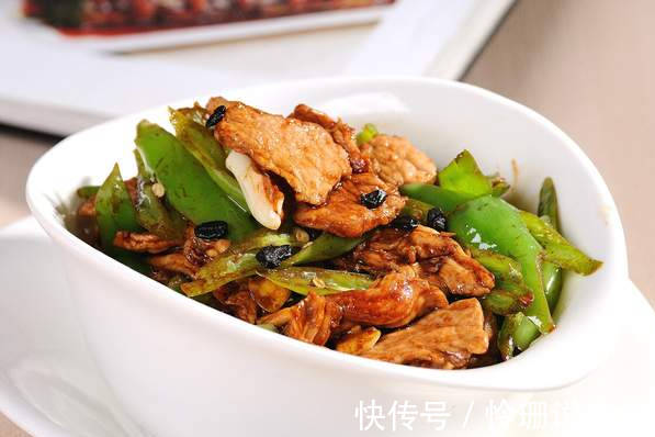 做辣椒炒肉，先炒辣椒还是先炒肉记住2个技巧，肉片滑嫩辣椒香