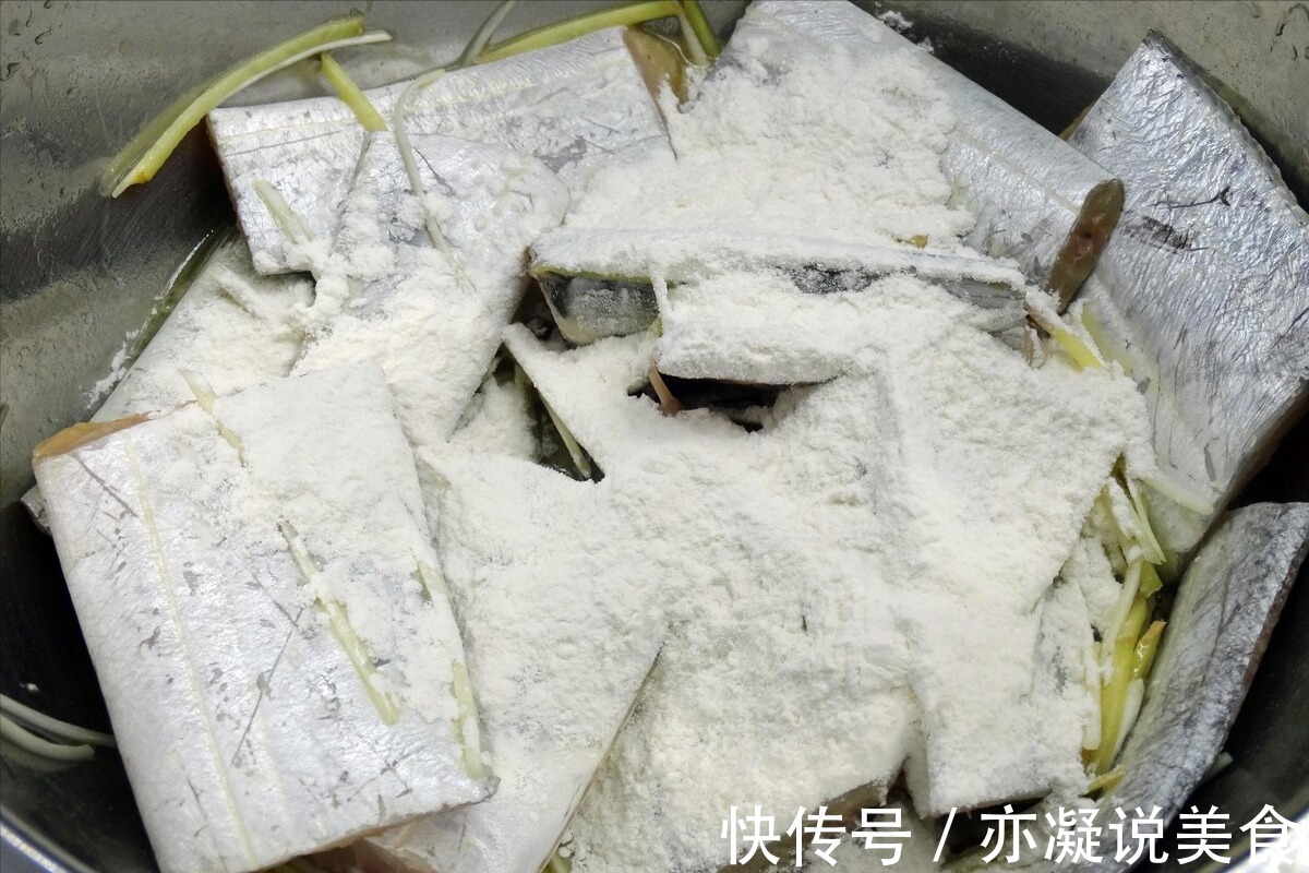 煎带鱼,用面粉还是淀粉大厨教你一招,口感香酥脆,好吃不油腻
