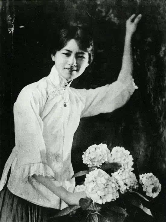 梁思成|梁思成再婚当日,他手提1瓶酒来到林徽因墓前,寒风中独坐一夜