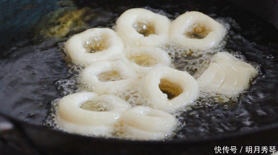 白糖和糯米粉还能这么吃，第一次吃就吃上瘾了，外酥里糯