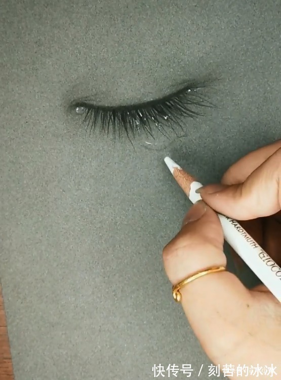 美术生$美术生用手指画画,本以为胡乱涂鸦,当画上泪水后,内心受到暴击