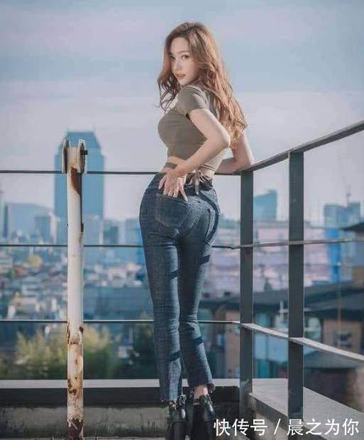 小蛮腰 俏美靓丽的牛仔裤女神,搭配出小蛮腰,彰显帅气时尚魅力!
