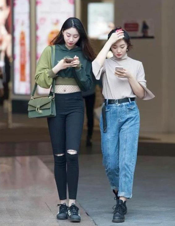 完美|街拍:穿黑色连衣裙的时尚小姐姐,彰显完美的女神气质