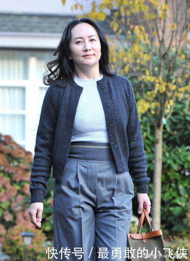 气质|孟晚舟披发造型女人味十足!穿大衣有气场,身材丰腴气质不减