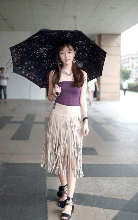 气质|街拍:边走边打电话的时尚辣妈,身材高挑气质靓丽