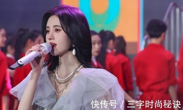 弧度 告别假发片,赵露思同款“头包脸”发型超显瘦!