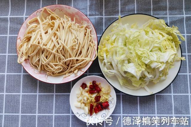 下饭|豆腐丝配娃娃菜，吃起来有嚼劲，味道也不错，很下饭