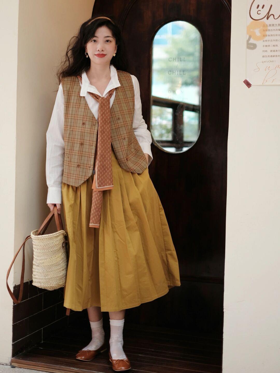 搭配 秋冬,复古风穿搭怎么搭?格子马甲+黄色半身裙,复古又时髦