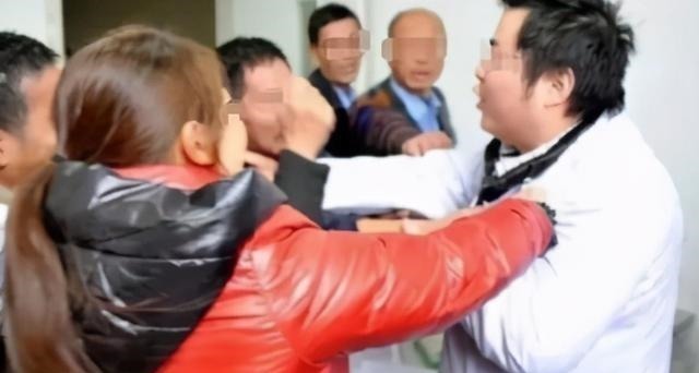 大惊小怪|娃生病排号排到800多,宝妈崩溃投诉,儿科医生自“作”自受