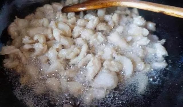 好吃|熬猪油时，多放“2个料”，猪油熬好又白又香，没腥味炒菜好吃