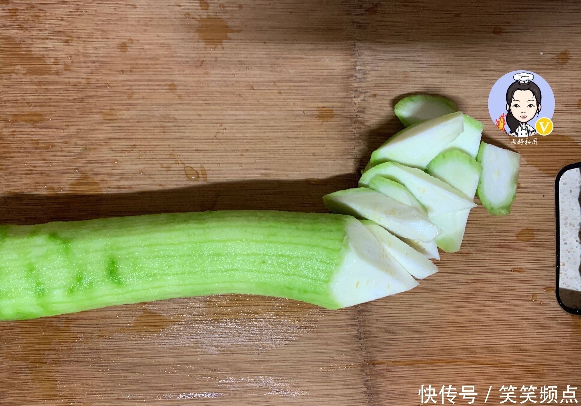 炒丝瓜时,万万不能直接炒掌握这1个诀窍,保准出锅翠绿不发黑