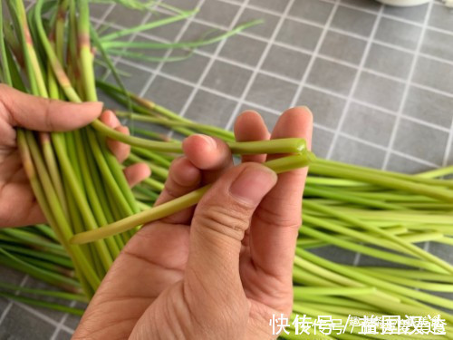 买蒜苔,要分清“红帽”和“黄帽”,区别挺大,买错难吃还费钱