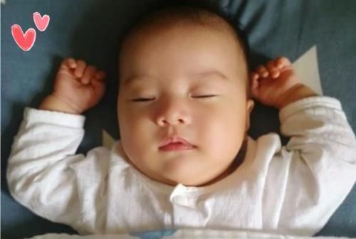 宝宝|为何宝宝睡觉偏爱“举起手来”?投降式睡姿对娃有影响?看完知晓