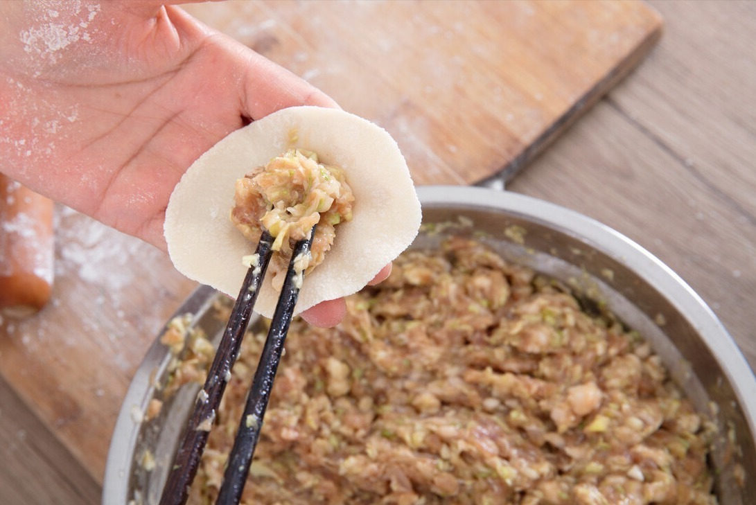 包饺子，调肉馅很重要，牢记2放2不放，肉馅鲜嫩多汁，香喷喷的