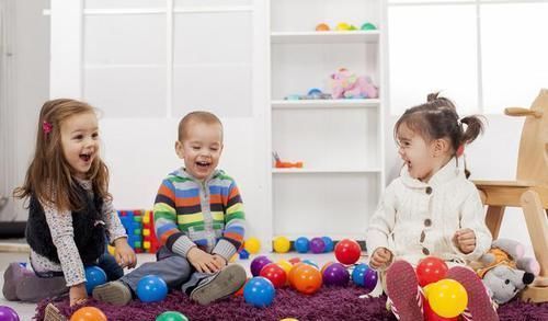 滑梯|孩子为什么见了东西就扔?孩子背后这些心理暗示,我们要知道