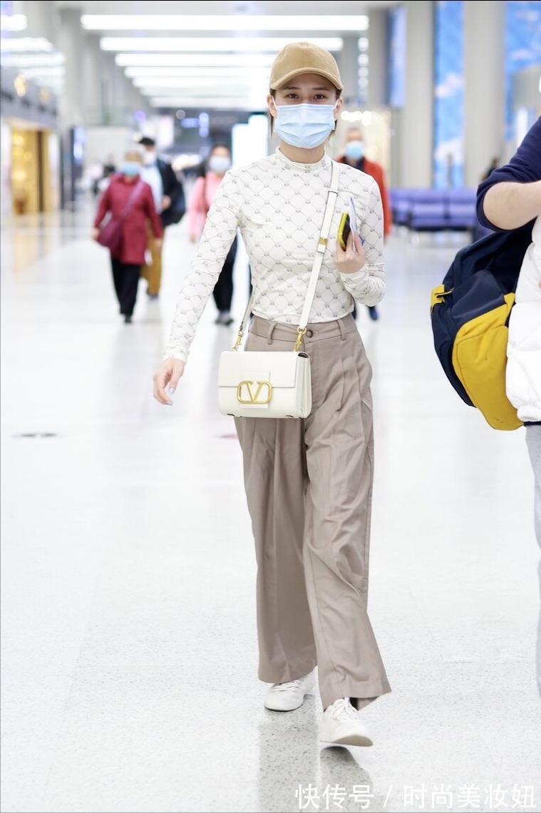 高级感|何超莲不愧是“真名媛”,打底衫配阔腿裤穿出高级感,气质绝了