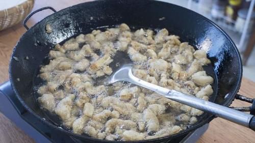 农村姑娘教你这样熬制猪油,出油量高,雪白无腥气,油渣焦黄酥脆