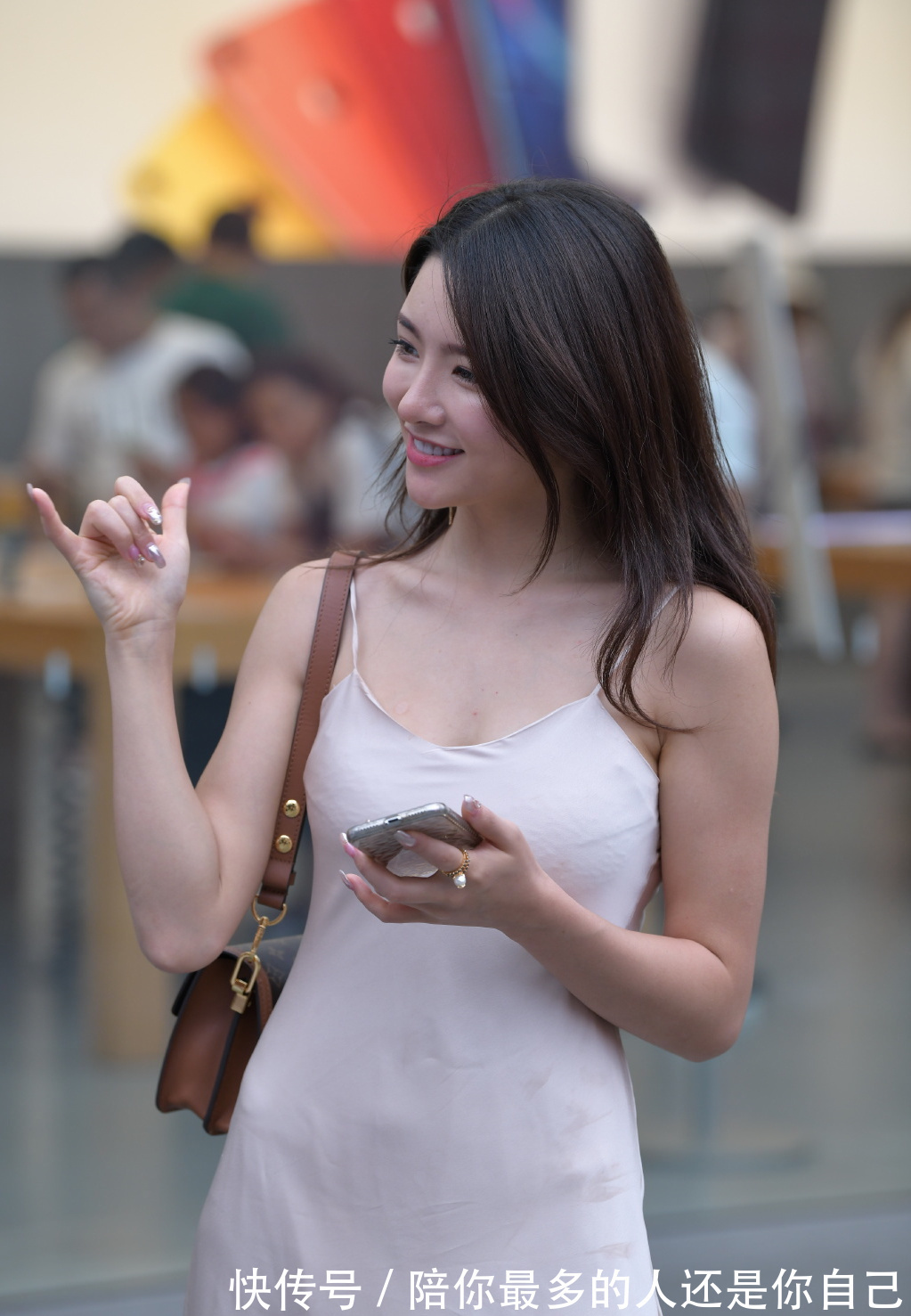 肤色|美女街拍：近肤色吊带裙真亮眼，搭配“透明酒杯鞋”，乍一看以为是“贵妇”