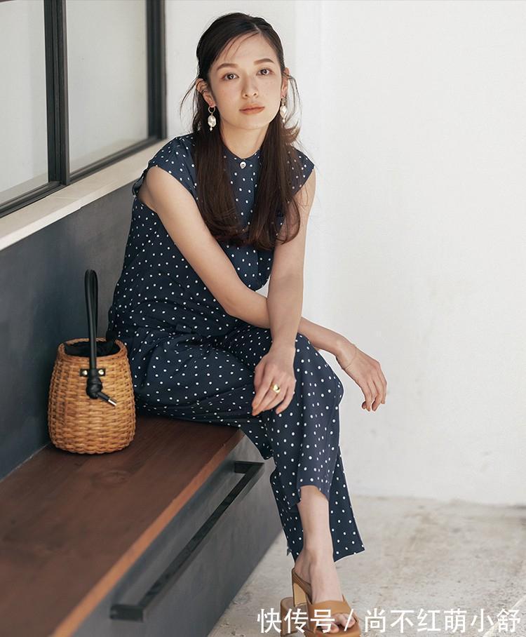 连体裤|今年突然火了一种新搭配叫:连体裤+基础上衣,越看越心动