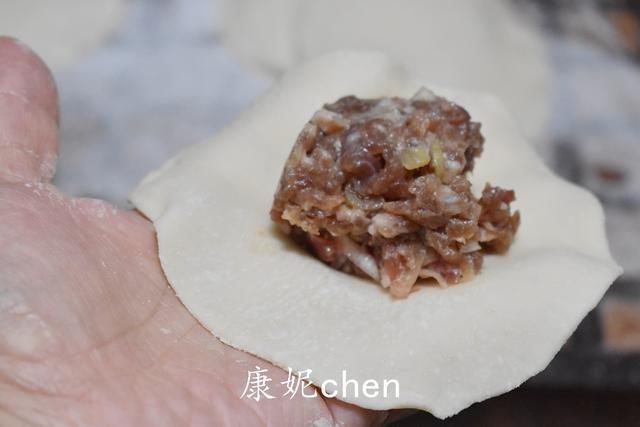 牛肉包子|牛肉包子好吃营养多，但馅儿难调，这样调馅儿不硬不柴，鲜嫩汁多