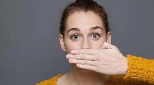 不良习惯|早上起床后，嘴里味道很臭，坚持两个动作，口臭悄悄远离你