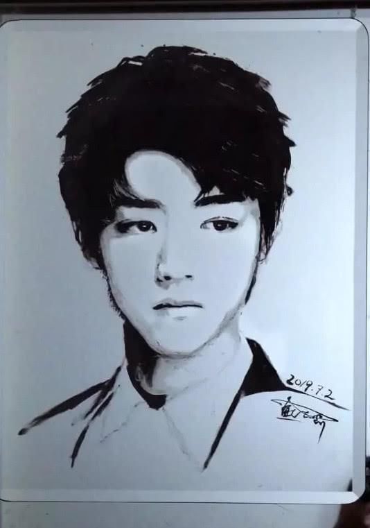 牙膏|有种“变脸”叫做牙膏画,明明是王一博,关灯却变王俊凯,跪服了