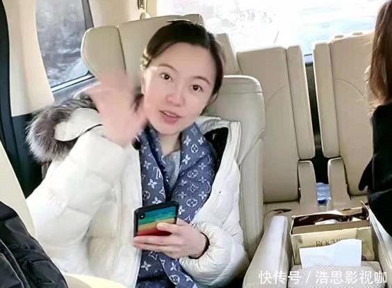 闫学晶与前夫女儿同框,林傲雪戴万元奢侈