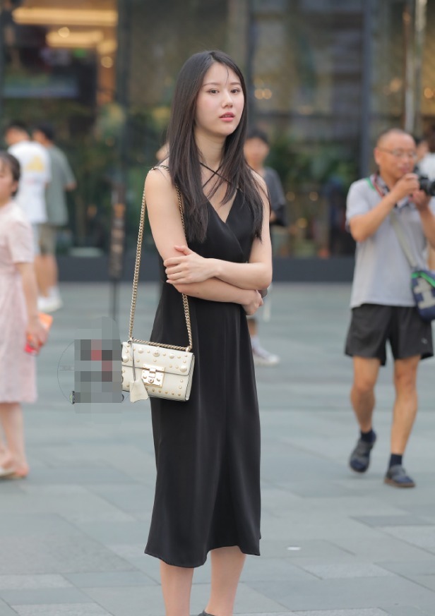 精致|小姐姐的黑色长裙,搭配高跟鞋更有气质