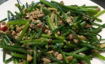 韭菜和此物一起炒著吃，濕氣沒了，脂肪不見了，皮膚更加細膩