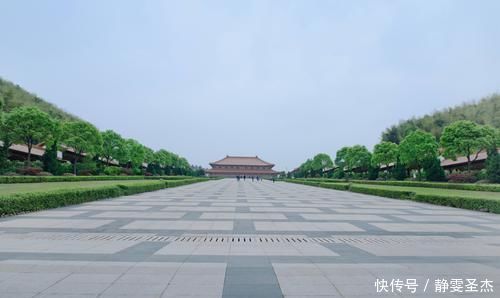 中国最独特的一座寺庙，不仅不需要门票，还用鲜花代替了香烛礼佛