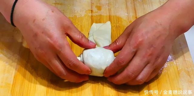 韭菜盒子和面,有人用热水有人用冷水都不对!教你正确做法,香