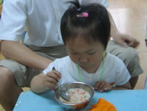 积食|孩子积食爱“趴睡”儿科医生这4个原因没跑，家长别不在乎
