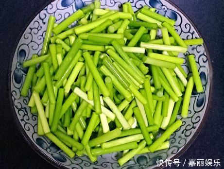 炒蒜苔时,需要事先焯水吗?记住1个妙招,蒜苔色泽翠绿口感脆嫩