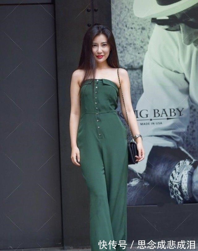 绿色连衣裙|墨绿色连衣裙搭配红色凉鞋,自信大方,气质迷人