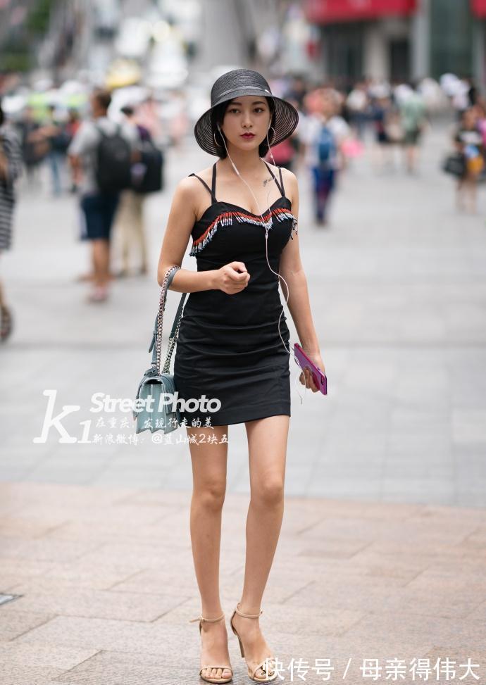 紧身 小姐姐身穿肉色的吊带装,特别有美感