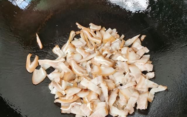 简单|卤猪耳朵怎么炒?做法简单,味道香辣开胃,吃起来又脆又嫩还下饭