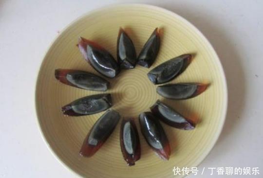 做凉拌皮蛋时,调料别弄错,有3种调料不可少,吃着不涩口香喷喷