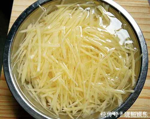 炒土豆丝时,很多人第一步就错了,大厨教你诀窍,出锅酸辣爽脆