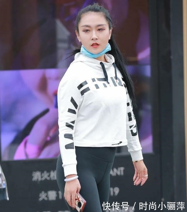 身姿|白色连帽衫,搭配黑色瑜伽裤,尽显美女傲人身姿