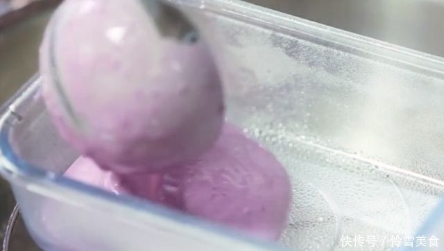 我家紫薯不蒸也不煮,简单2步做成千层糕,软嫩Q弹,好吃停不下来