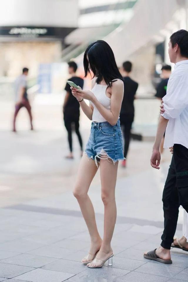 条纹|齐肩短发的小姐姐,身穿竖条纹的v领衬衫,展现出慵懒的气息