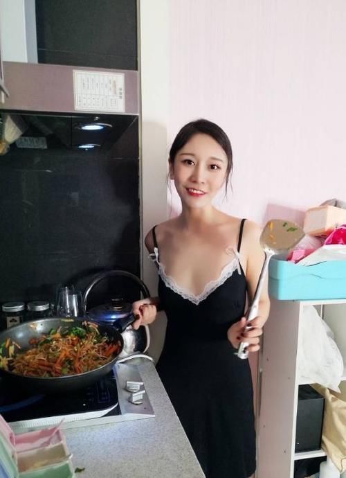 美厨娘 吊带裙美厨娘,尽显时尚动人的美,时尚气质满分!